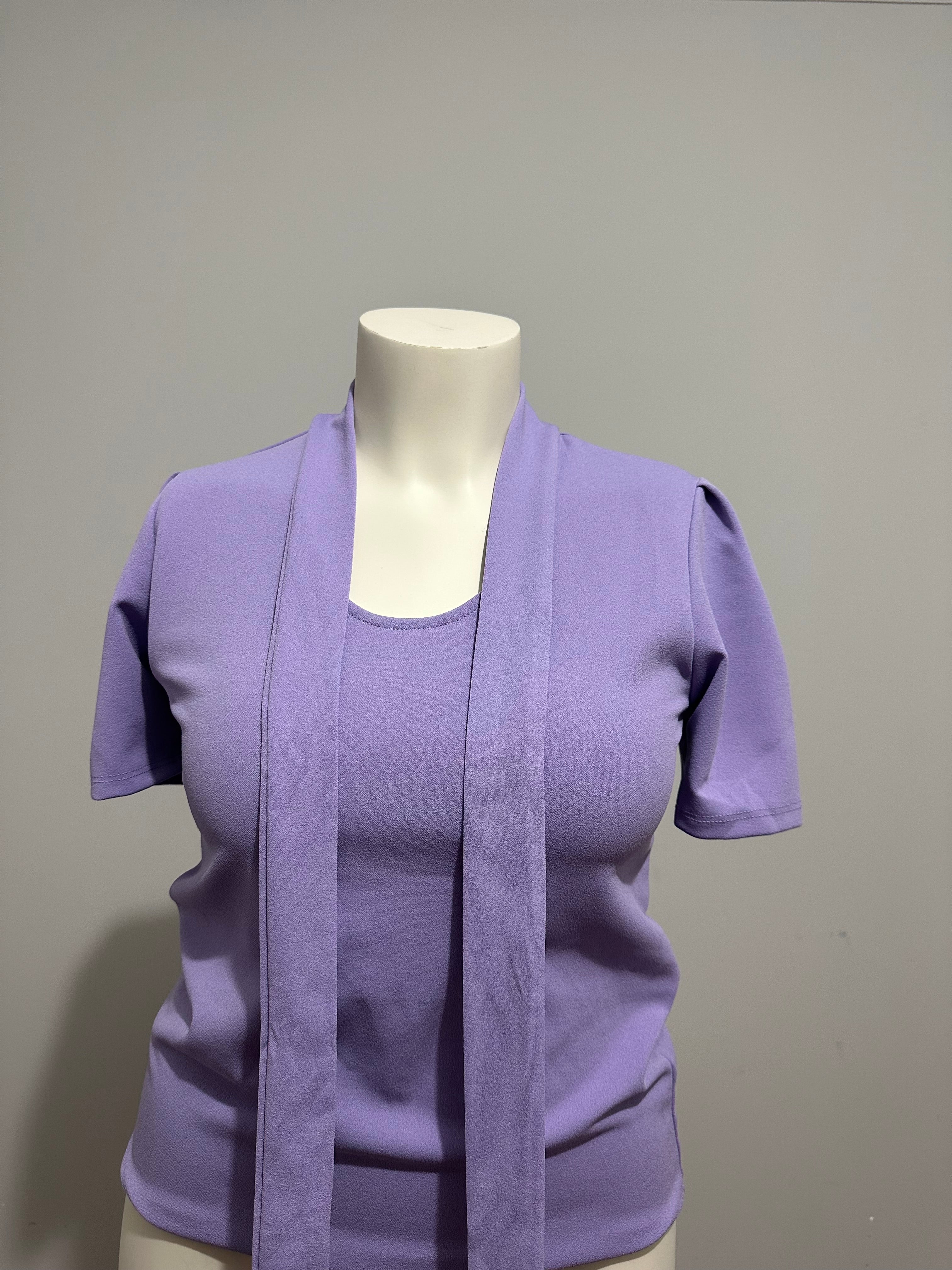 Luce un estilo femenino y sofisticado con esta hermosa blusa en color rosa.