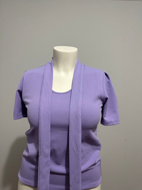 Luce un estilo femenino y sofisticado con esta hermosa blusa en color rosa.