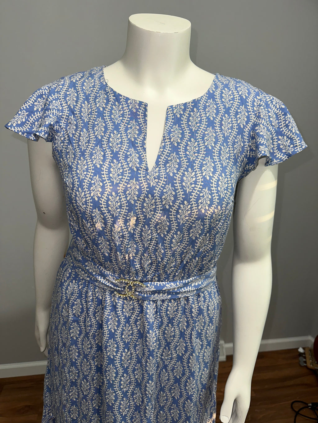 Vestido azul con estampado floral
