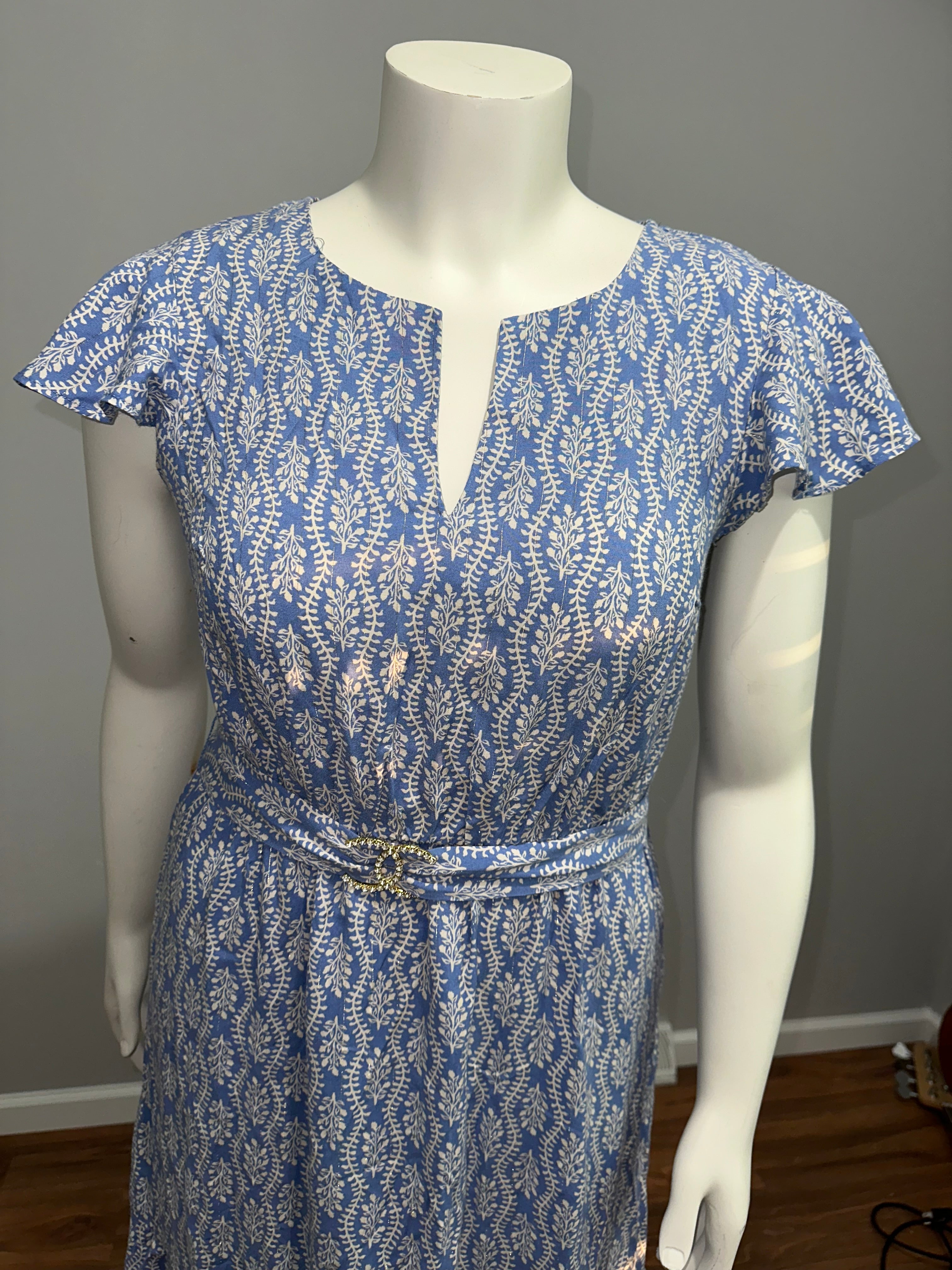 Vestido azul con estampado floral