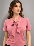Luce un estilo femenino y sofisticado con esta hermosa blusa en color rosa.